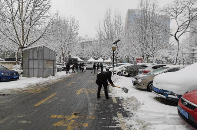 干部職工齊上陣，掃雪除冰暖民心！市住建局積極開(kāi)展掃雪除冰活動(dòng)